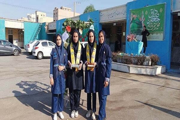 دانش‌آموزان ناحیه4 اهواز روز اول مدرسه را با یاد شهدا آغاز کردند