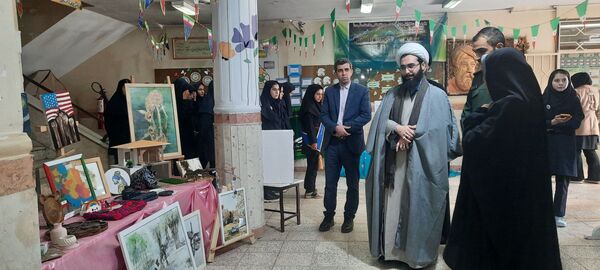 افتتاح سیزدهمین دوره نمایشگاه مدرسه انقلاب دبیرستان هفده شهریور شهرستان فیروزکوه