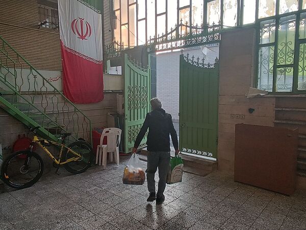اهدای بسته‌های معیشتی به نیازمندان در ناحیه ۲ کرج