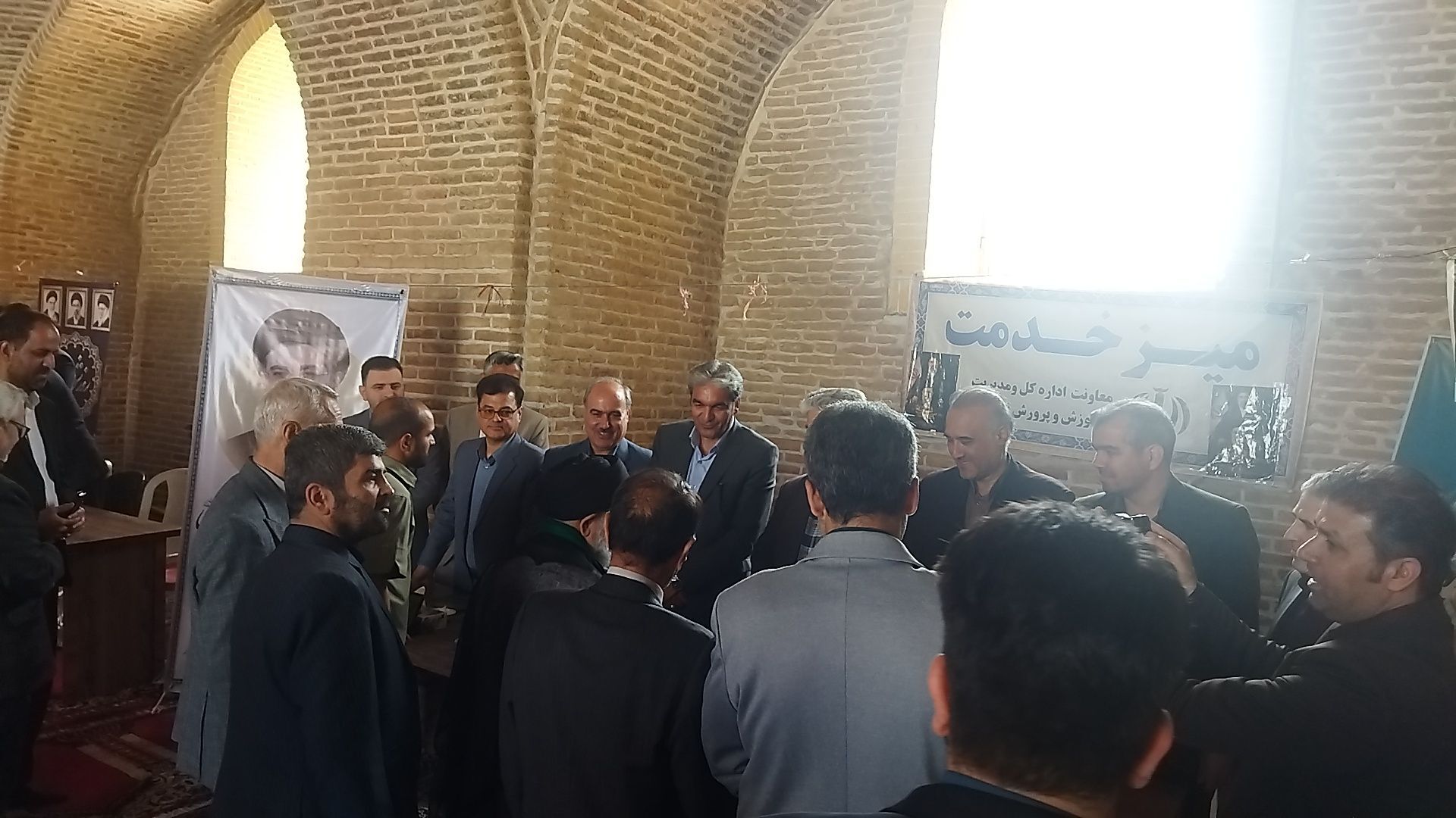میز خدمت آموزش و پرورش به مناسبت روز معلم در نیشابور 