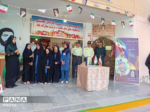 دبستان شاهد شهید عامل میزبان جمعی از نیروهای انتظامی به مناسبت هفته نیرو انتظامی