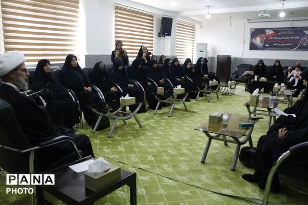 دیدار جمعی از دختران نخبه و برجسته با نماینده ولی فقیه در استان خراسان شمالی