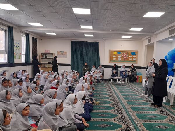 گرامیداشت روز دانش آموز در دبستان عذرا پورشهریاری ناحیه ۷مشهد