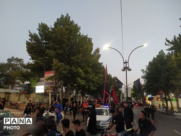 حرکت دسته های عزاداری هیئت شاهزاده قاسم (ع) به سمت زیارتگاه امام زاده سید حمزه 