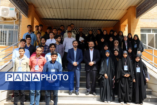 حضور ۵۲ دانش‌آموز رای اولی با عنوان همیار فرماندار در شعبه‌های اخذ رای شهرستان اسلامشهر 