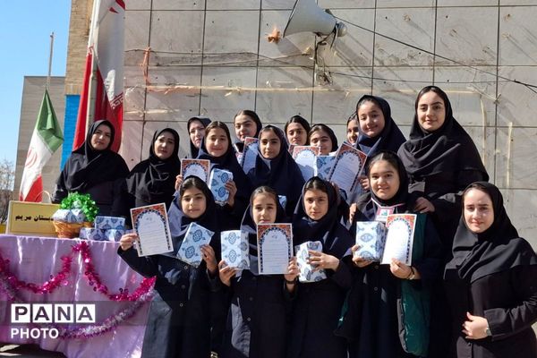 تقدیر از رتبه های برتر درسی در دبستان مریم بهارستان دو