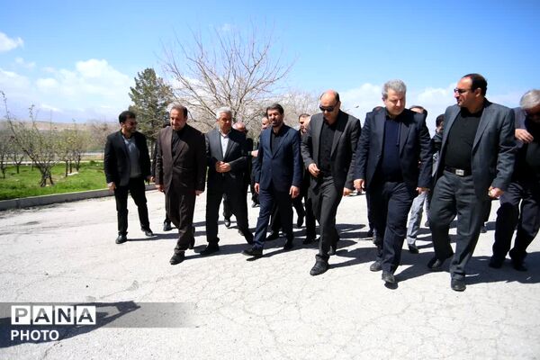 بازدید استاندار همدان از کارخانه خوراک دام و طیور نهاوند