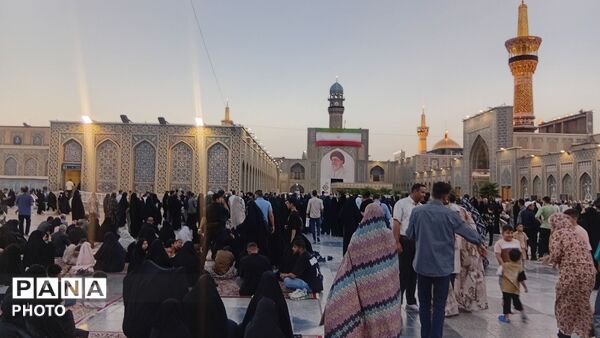 بیرق سیاه عزا در شب اول محرم بر گنبد ملکوتی امام هشتم برافراشته شد
