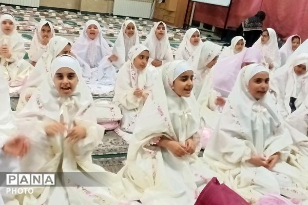 جشن روزه اولی‌ها در دبستان الهام حاجیان ناحیه دو شهرری 