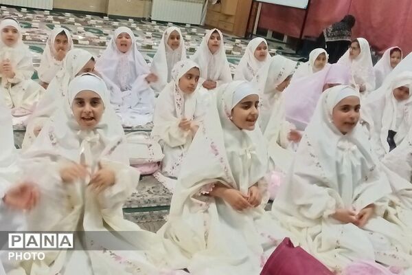 جشن روزه اولی‌ها در دبستان الهام حاجیان ناحیه دو شهرری 