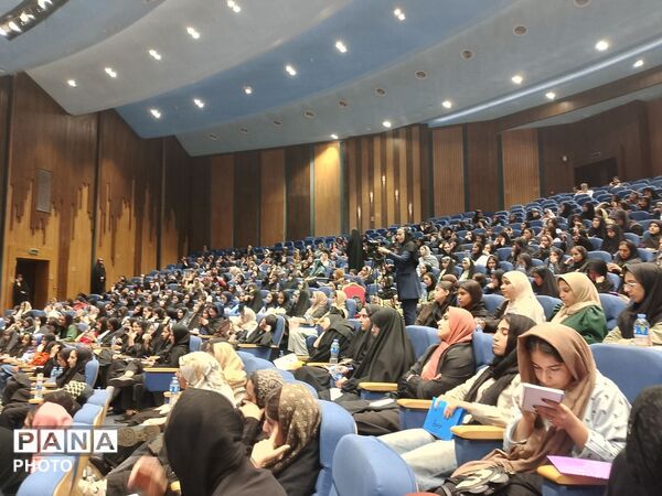 حضور دانش‌آموزان دختر هرمزگانی در همایش بزرگ تحصیلی «یاد نوین»