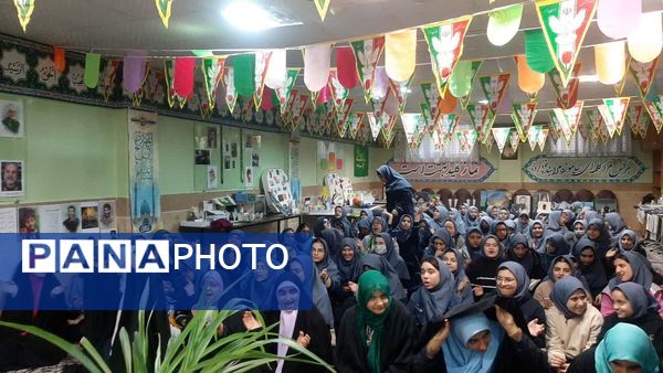 جشن با شکوه انقلاب در دبیرستان فدک منطقه ۱۲