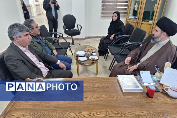 اقامه نماز جماعت در دبیرستان هجرانی پردیس به امامت امام جمعه شهرستان