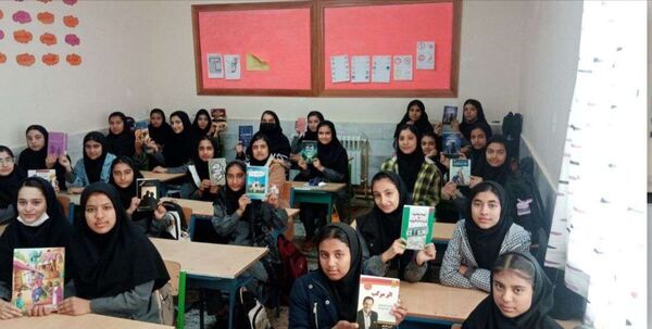 گرامیداشت هفته کتاب و کتابخوانی در دبیرستان حاج مهدی روحانی شهرستان خلیل آباد 