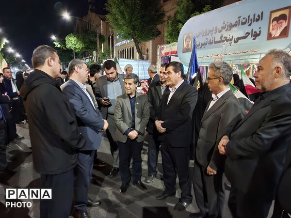 غرفه جهادی آموزش و پرورش ناحیه ۴ تبریز با حضور معلمان فعال علمی و فرهنگی، در میدان ساعت تبریز