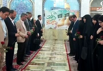 گلباران مزار شهدا به مناسبت هفته گرامیداشت مقام معلم در سمنان