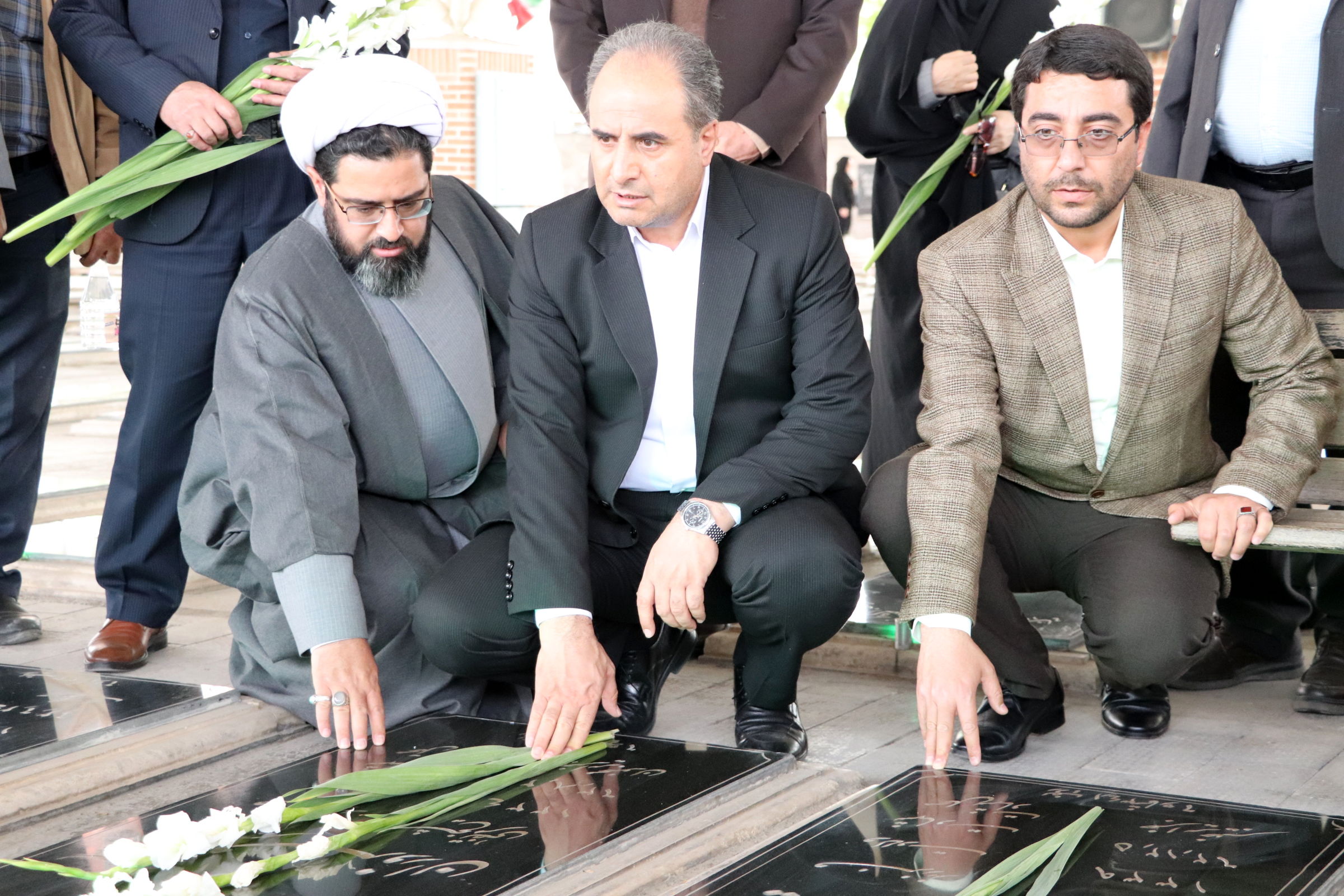 گرامیداشت مقام معلم با غبارروبی و عطرافشانی مزار شهدای فرهنگی