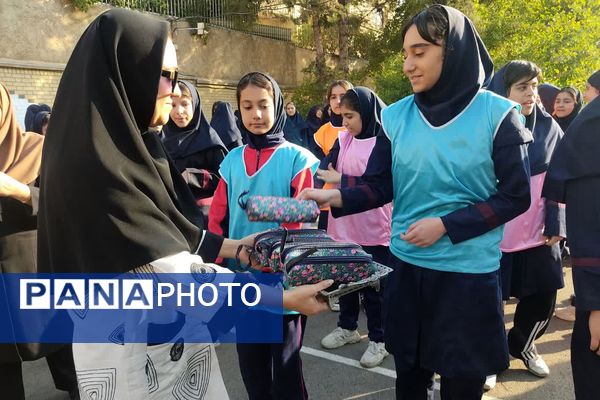 به‌مناسبت هفته بهداشت روان در دبیرستان فرشتگان ناحیه ۴شیراز 