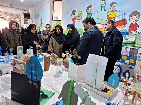 نمایشگاه دست سازه‌های دانش‌آموزان در دبستان هیأت امنایی ملاصدرا 