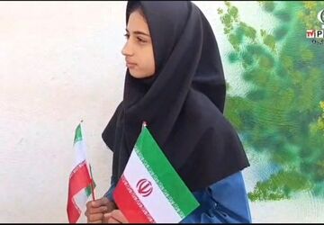 گفت‌وگوی پانا ناحیه دو یزد با دانش‌آموزان دبیرستان کرامت از اهمیت راهپیمایی ۱۳ آبان