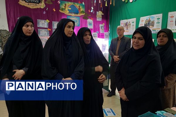 افتتاحیه نمایشگاه «مدرسه انقلاب» در مدرسه شهید شرافت بهارستان‌دو