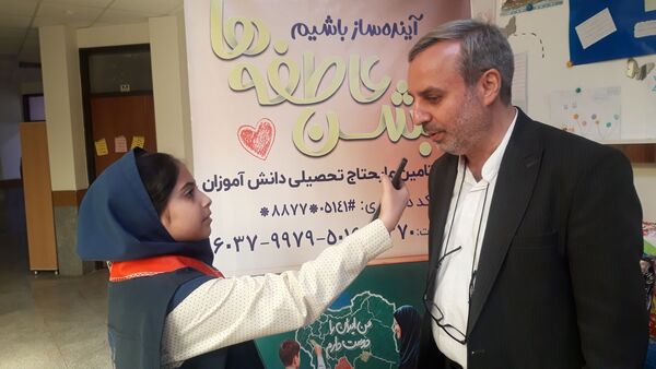 جشن عاطفه‌ها با تقسیم مهر و مهربانی در دبستان آرمینه مصلی نژاد 