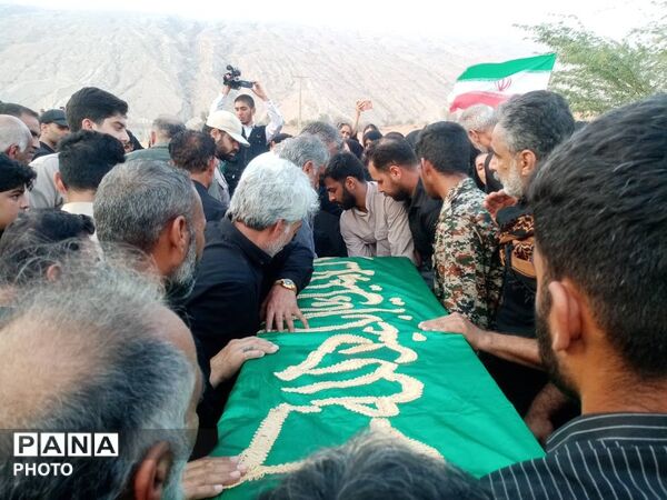خاک سپاری پیکر شهید حمید عوض‌زاده در روستای خورخوروست فین