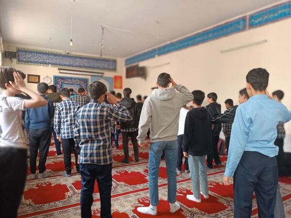 برپایی نماز جماعت ظهر و عصر در آموزشگاه شهید رجایی یک بجنورد