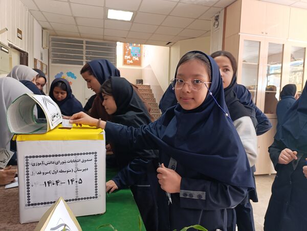 رقابت پرشور دانش آموزان در انتخابات شورای دبیرستان میرزا جعفر سروقد