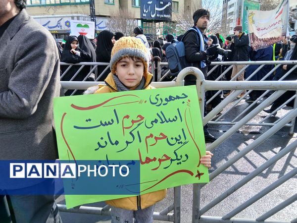 حضور پرشور مردم مشهدی در راهپیمایی ۲۲ بهمن 