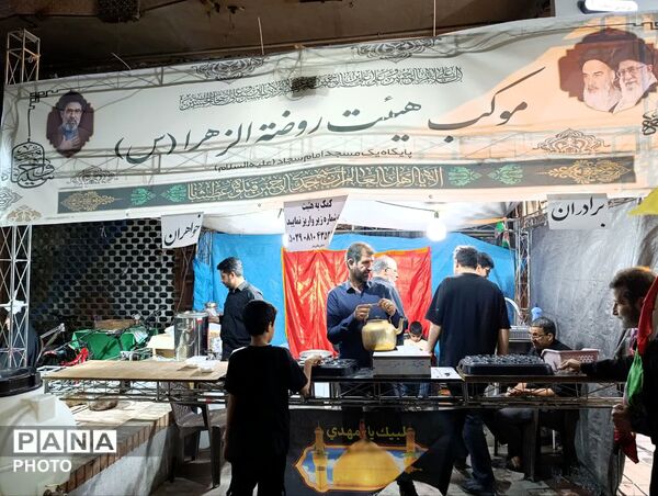 جلوه‌هایی از تجمع میدان امام خمینی(ره) قم در دومین شب محرم