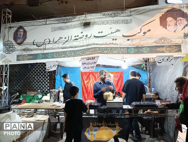 جلوه‌هایی از تجمع میدان امام خمینی(ره) قم در دومین شب محرم