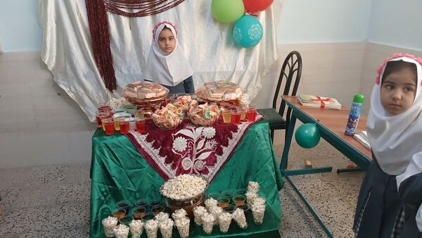  جشن‌ شکوفه‌ها‌ در‌ دبستان‌ شهید‌ دیالمه‌