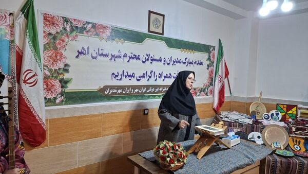 نمایشگاه دست سازه‌های دانش‌آموزی دبیرستان دخترانه ایران مهر اهر