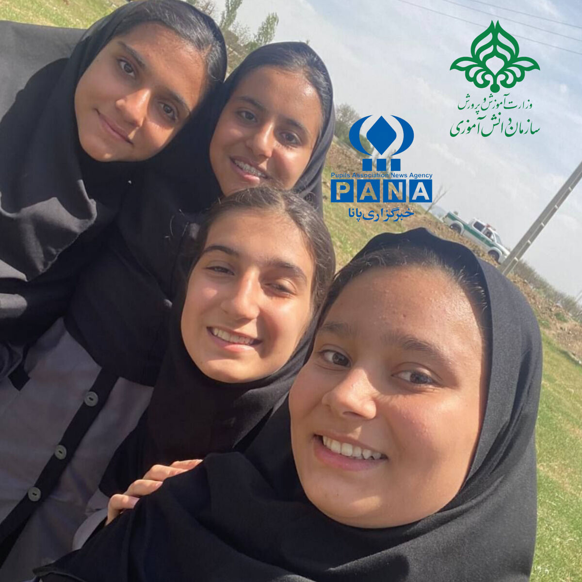 عکس یادگاری دانش‌آموزان کلاس ۸٫۱ دبیرستان نمونه خدیجه‌الکبری(س) قروه