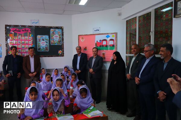 جشن شکوفه ها و نواخته‌شدن زنگ مهر در دبستان سیدمحمد موسوی‌راد نیشابور