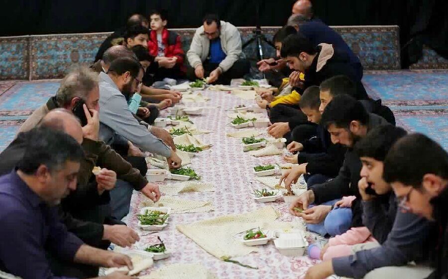 توزیع بسته‌های معیشتی میان نیازمندان، یکی از رسوم ملاردی‌ها در ماه رمضان 