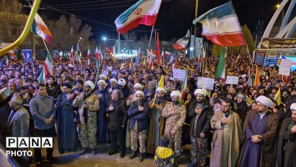 مردم دلفان در شب چهلم مراسم شهید آیت‌الله سید علی خامنه‌ای گردهم آمدند
