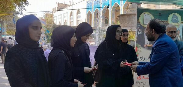 اجرای گروه سرود و تئاتر خیابانی به مناسبت هفته دفاع مقدس در مصلای کرج