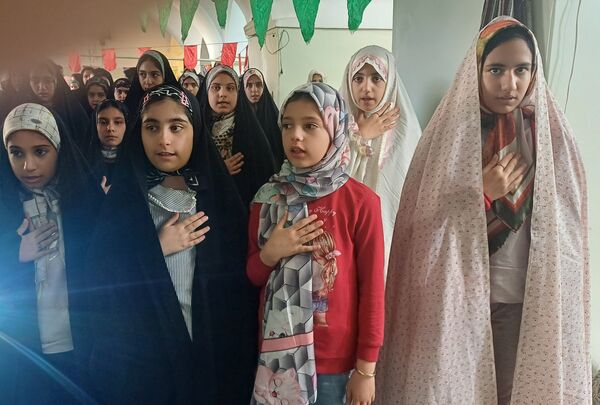 دانش آموزان  در جست و جوی آرامش و نزدیکی به خدا