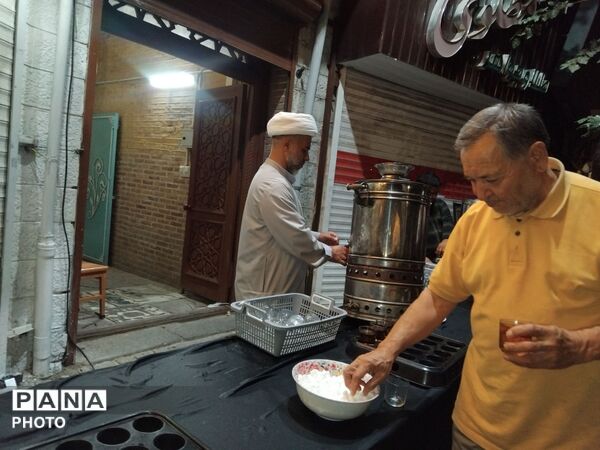 چایخانه حوزه علمیه گلشن؛ همراه با طلاب در سوگ رهبر امت در شب صد و هفتاد و نهم