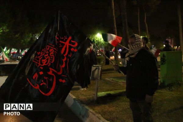 خواندن دسته جمعی سرود ملی ایران در باغ ملی یزد