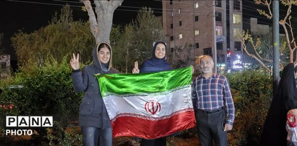 ایستگاه صلواتی سیار مردم در چهل و چهارمین شب از قیام مردم کرج 
