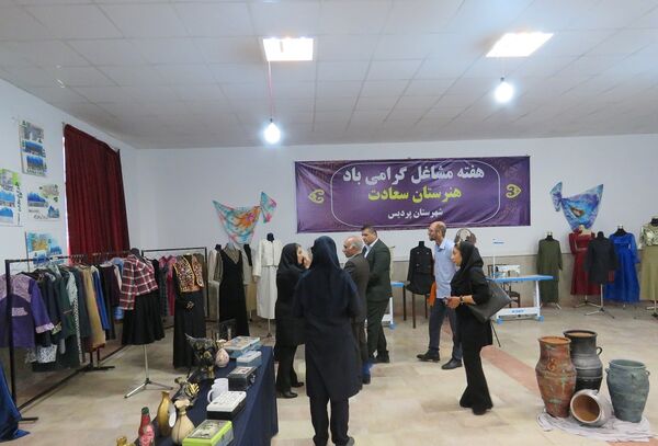برپایی نمایشگاه آثار هنرجویان هنرستان های منطقه پردیس به مناسبت هفته مشاغل
