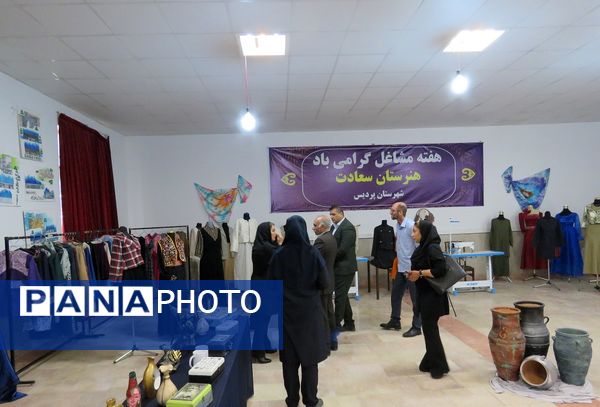 برپایی نمایشگاه آثار هنرجویان هنرستان های منطقه پردیس به مناسبت هفته مشاغل