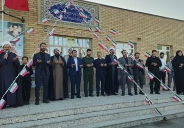 گرامیداشت روز دانش‌آموز و دهه فاطمیه در مدرسه امام خمینی صالح‌آباد قرچک