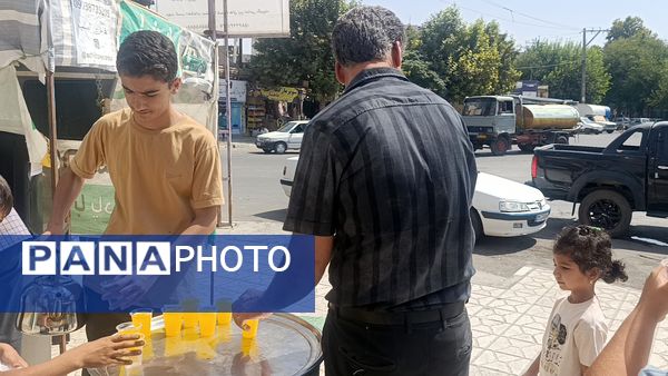 توزیع شربت و شیرینی به مناسبت میلاد پیامبر اسلام (ص) 