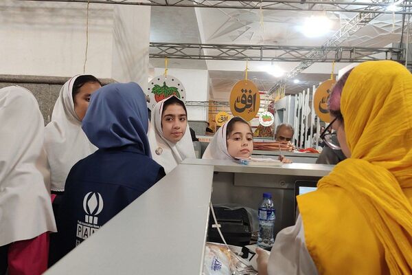 بازید دانش‌آموزان دبستان سعادت از نمایشگاه کتاب