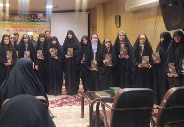 جشن تجلیل از ستارگان علمی و قرآنی در دبیرستان صدرا یک ناحیه ۵ اصفهان