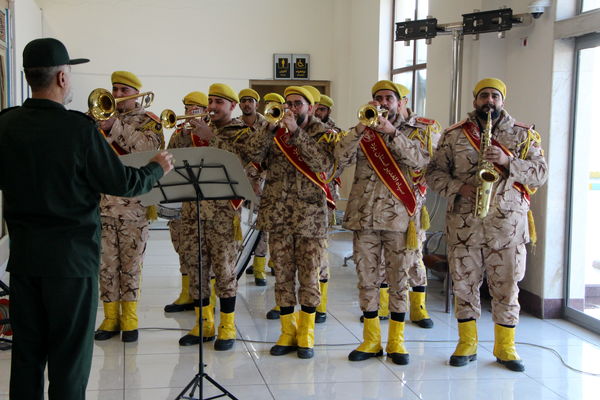مراسم نمادین استقبال از امام خمینی (ره) در فرودگاه یزد 